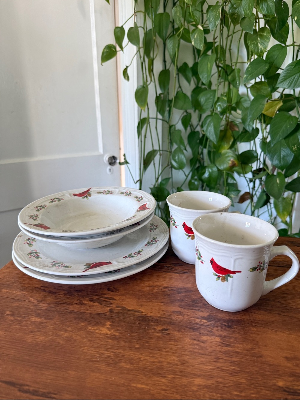 GIBSON Cardinal Red Accent Stoneware Dinnerware Set - 4 Pc (Plates & Mugs)
